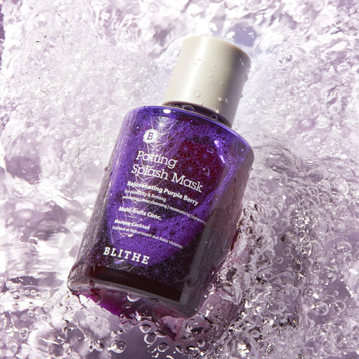 BLITHE Patting Splash Mask Rejuvenating Purple Berry 70ml/150ml : flacon violet sur fond d’eau éclaboussée, ambiance spa.