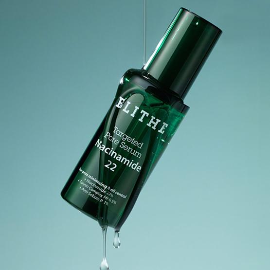 BLITHE Targeted Pore Serum Niacinamide 22 30ml, flacon vert BLITHE sur fond bleu clair, gouttes de sérum.