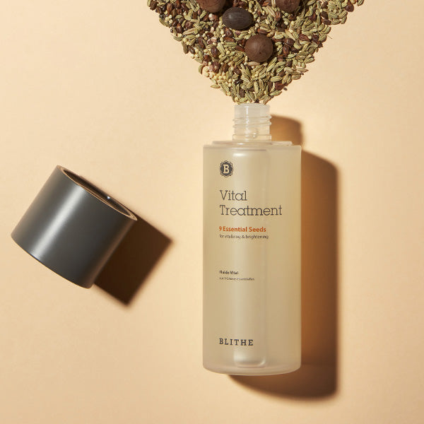 BLITHE Vital Treatment 9 Essential Seeds 54ml/150ml : flacon sur fond beige, graines et ambiance skincare naturelle.