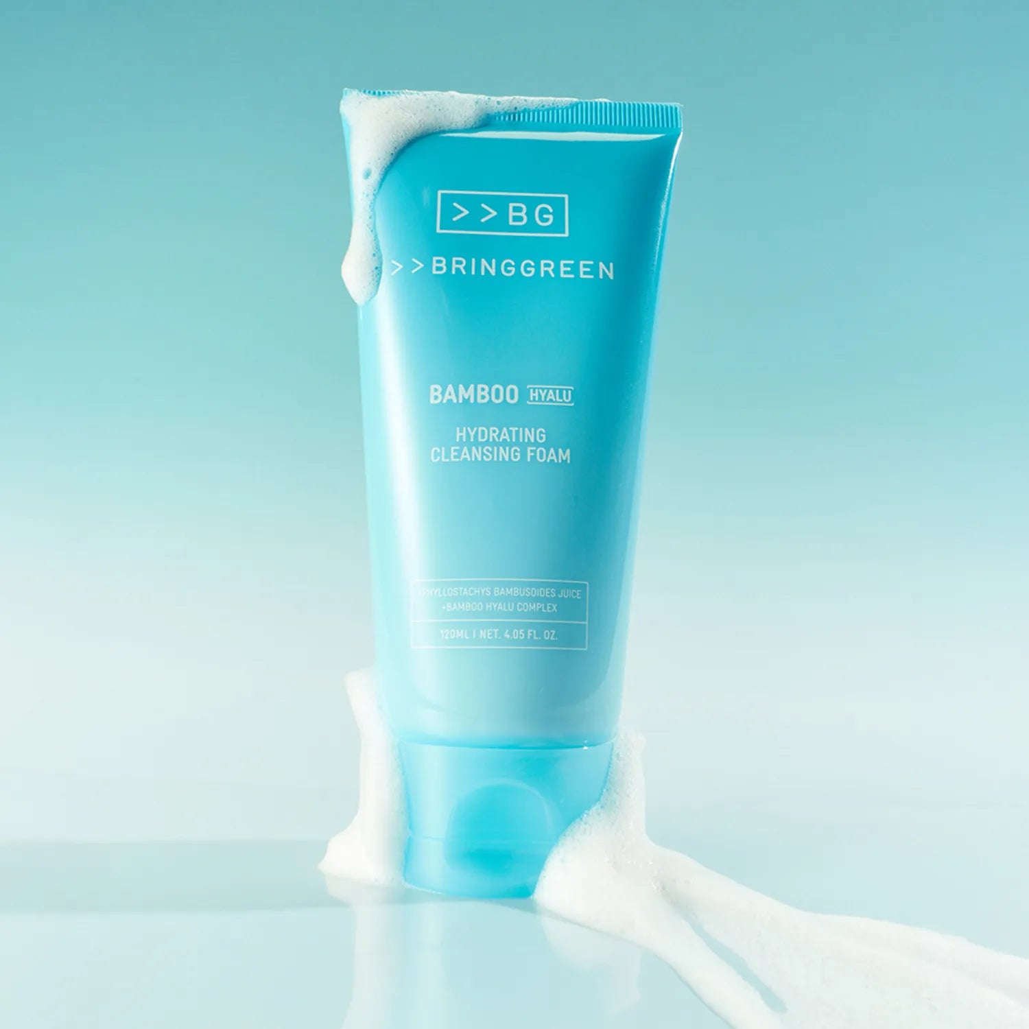 BRINGGREEN Bamboo Hyaluronic Acid Moisture Cleansing Foam 120ml de la marque BRINGGREEN, tube bleu sur fond aqua