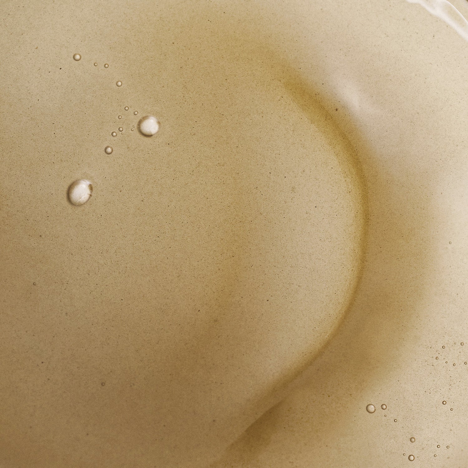 BRMUD Deep melting Mud Pore Cleansing Oil 200ML : huile démaquillante à l’effet boue minérale sur fond beige, gouttelettes.