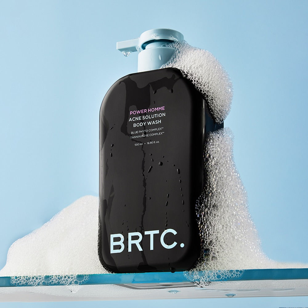 BRTC Power Homme Acne Solution Body Wash 500ml de la marque BRTC sur fond bleu, avec mousse et flacon