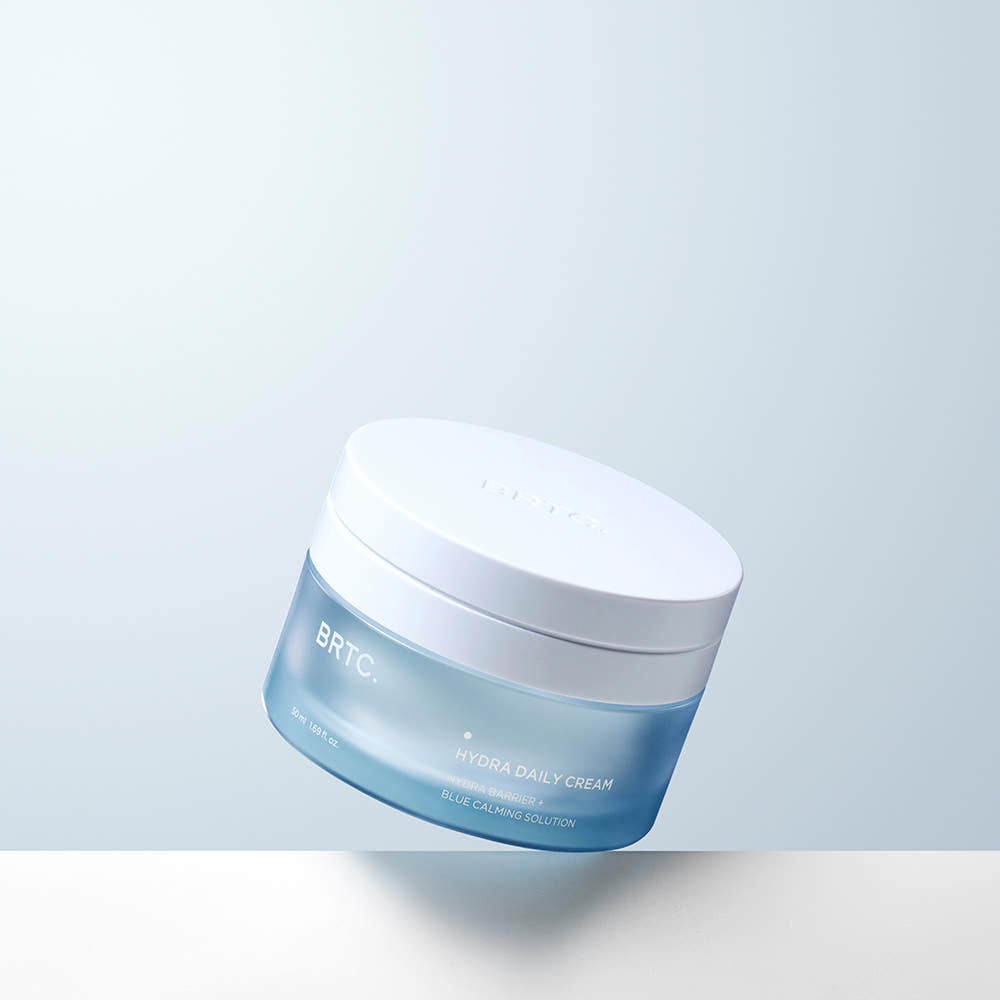 BRTC Hydra Daily Cream 50ml de BRTC, pot bleu et blanc sur fond clair, éclairage studio.