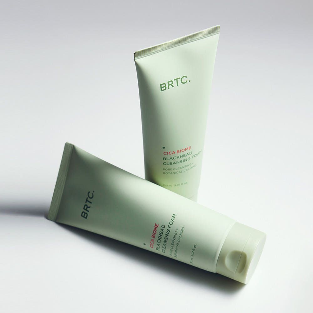 Décris l'image en français en mentionnant le produit, la marque et le contexte visuel : BRTC Cica Biome Blackhead Cleansing Foam 150ml
