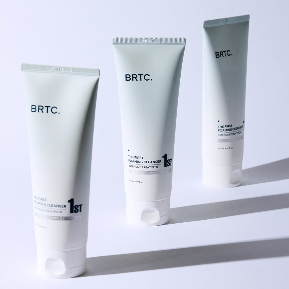 Trois tubes de BRTC The First Foaming Cleanser 150ml sur fond blanc