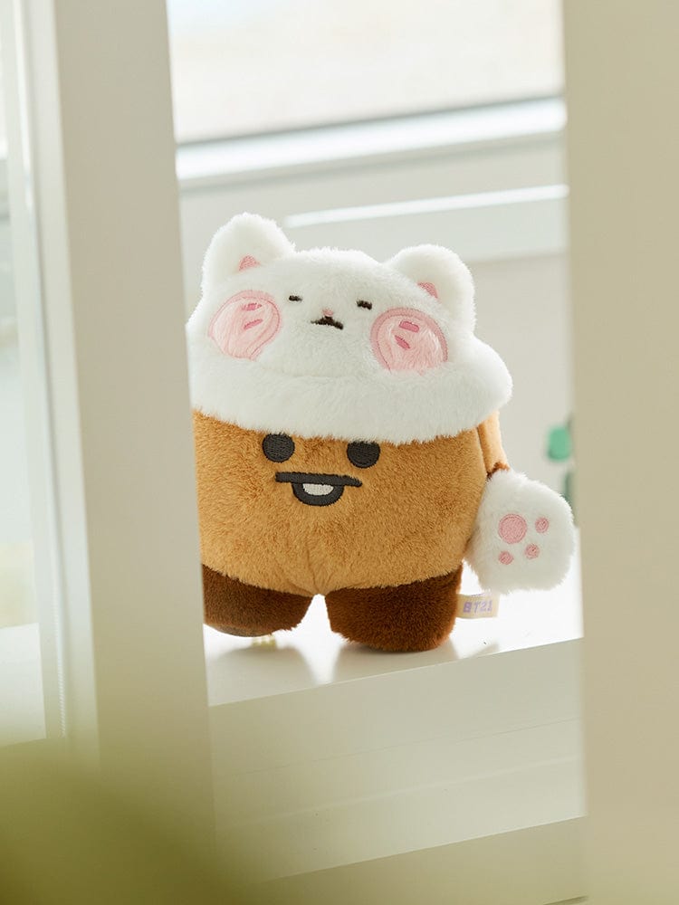 BT21 BABY COSTUME PLUSH CLOSET - CAT FLUFFY : peluche chat mignonne en tenue avec regard, sur étagère, style chambre.