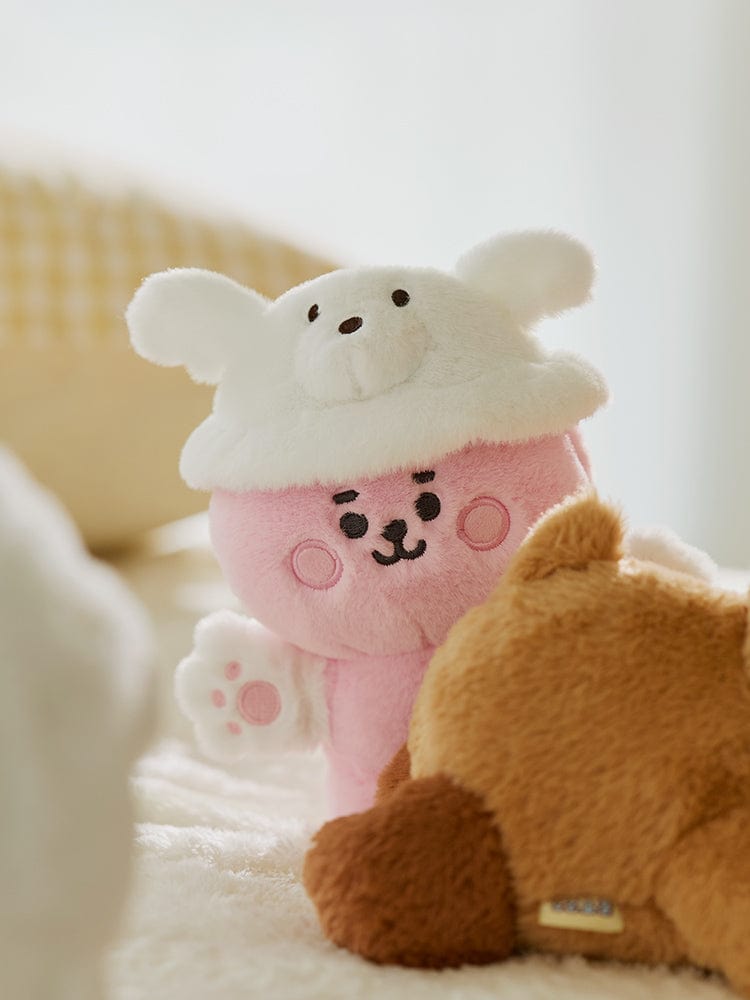 BT21 BABY COSTUME PLUSH CLOSET - MALTESE FLUFFY, peluche bébé Maltesse blanche posée sur canapé, style LINE FRIENDS BTS.