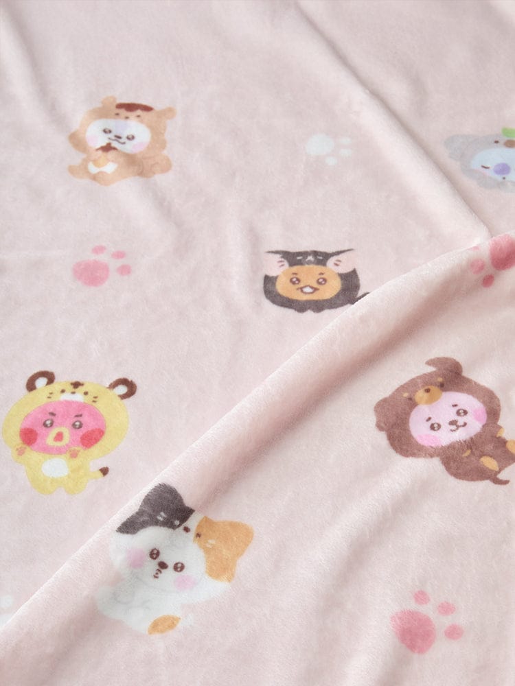 BT21 BABY MORE FLUFFY BLANKET LINE FRIENDS : couverture bébé ultra douce avec personnages BT21, motif kawaii sur tissu blanc.