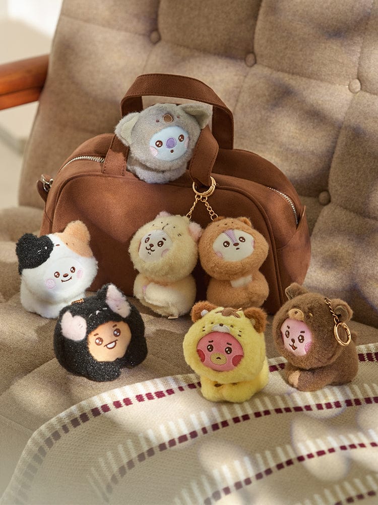 BT21 BABY MORE FLUFFY PLUSH KEYRING, porte-clés peluche BT21 sur canapé beige, personnages mignons en contexte K-pop