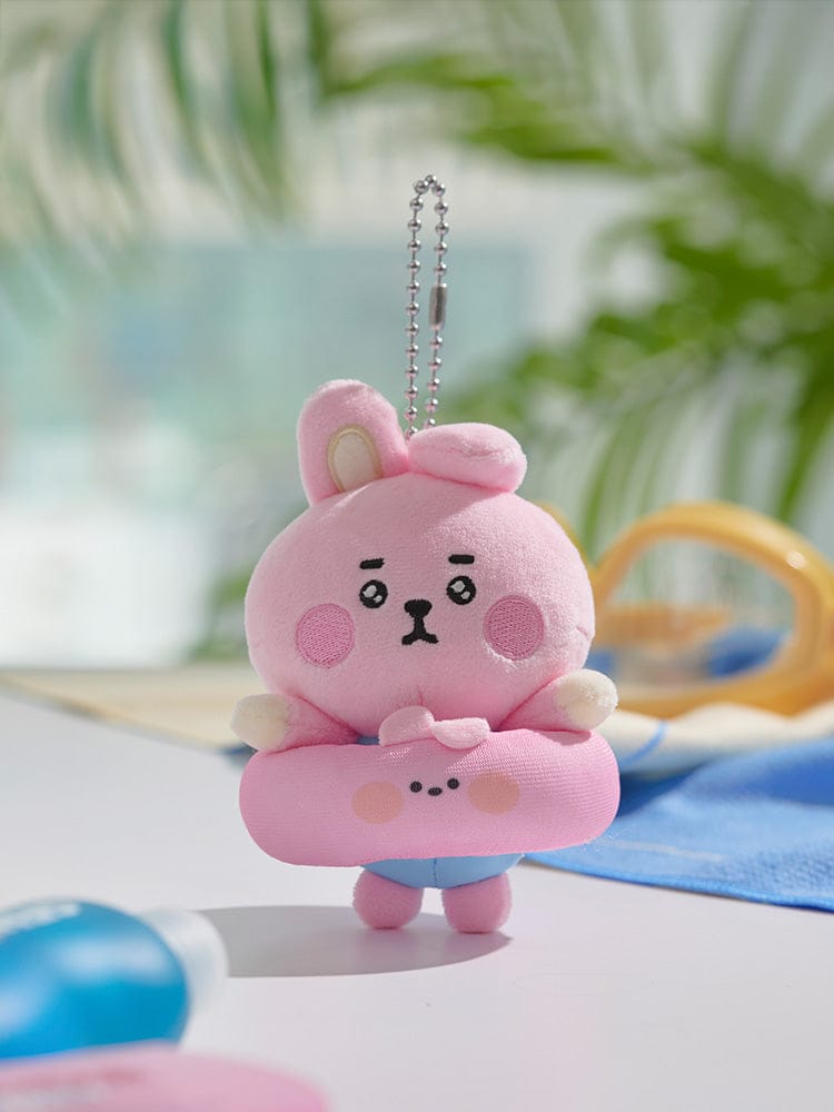 BT21 BABY PLUSH KEYRING SPLASH EDITION, porte-clés peluche rose sur table bleue, motif BT21 Baby en décor estival BTS