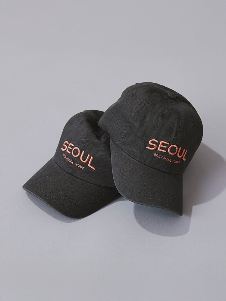 BT21 BASEBALL CAP SEOUL EDITION LINE FRIENDS, deux casquettes noires SEOUL brodées sur fond clair, style K-pop BTS