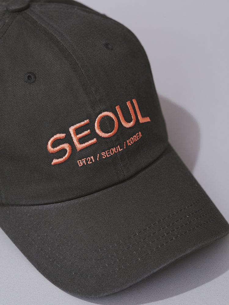 BT21 BASEBALL CAP SEOUL EDITION officielle LINE FRIENDS, casquette noire avec logo SEoul et broderie BT21 sur fond clair.