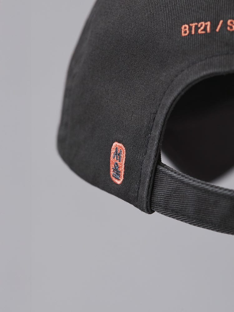 BT21 BASEBALL CAP SEOUL EDITION, casquette officielle LINE FRIENDS noire avec broderie BTS, gros plan sur l’ouverture