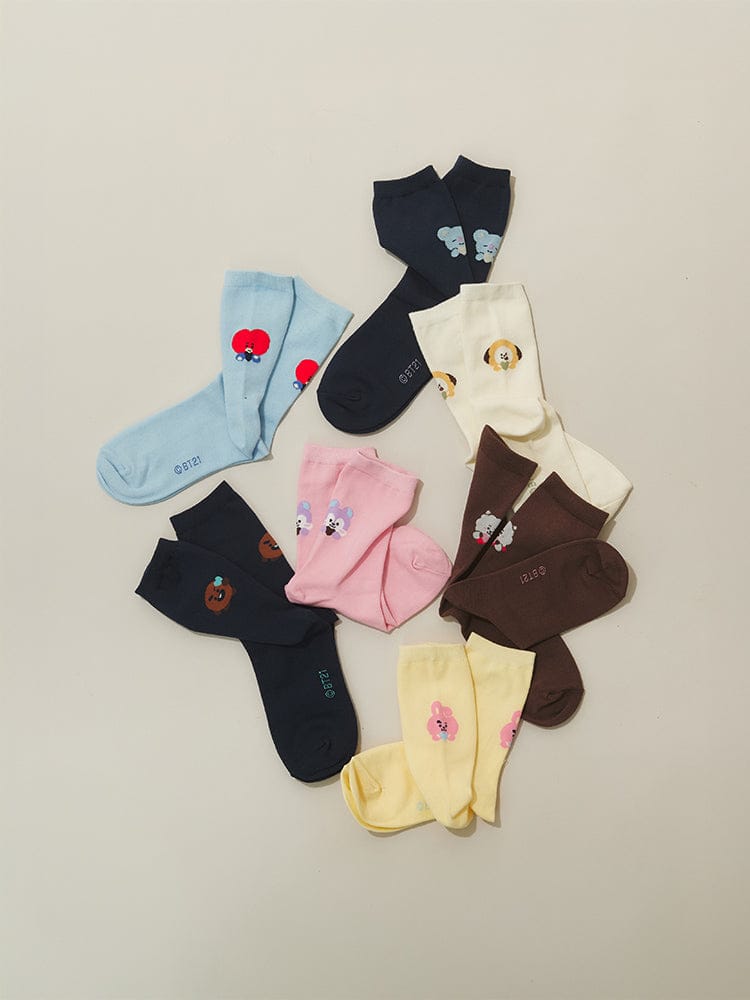 BT21 BASIC SOCKS 2025 F/W : chaussettes officielles LINE FRIENDS BTS, assorties, sur fond clair, personnages BT21 visibles.