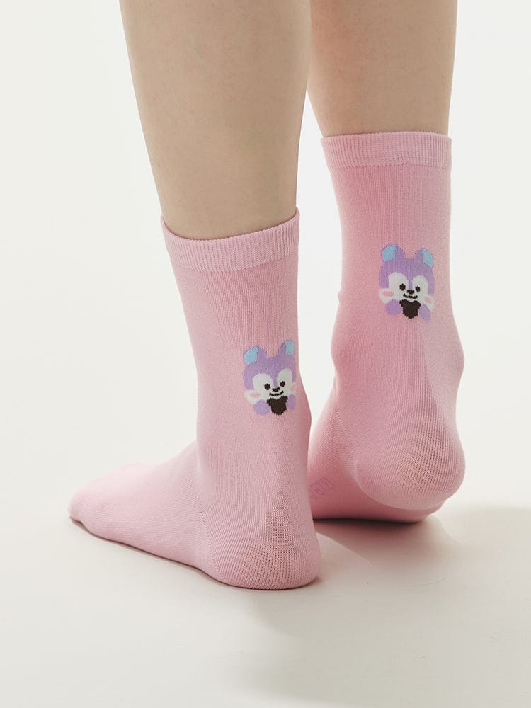 BT21 BASIC SOCKS 2025 F/W : chaussettes rose LINE FRIENDS avec personnages BT21, pieds en vue sur fond clair