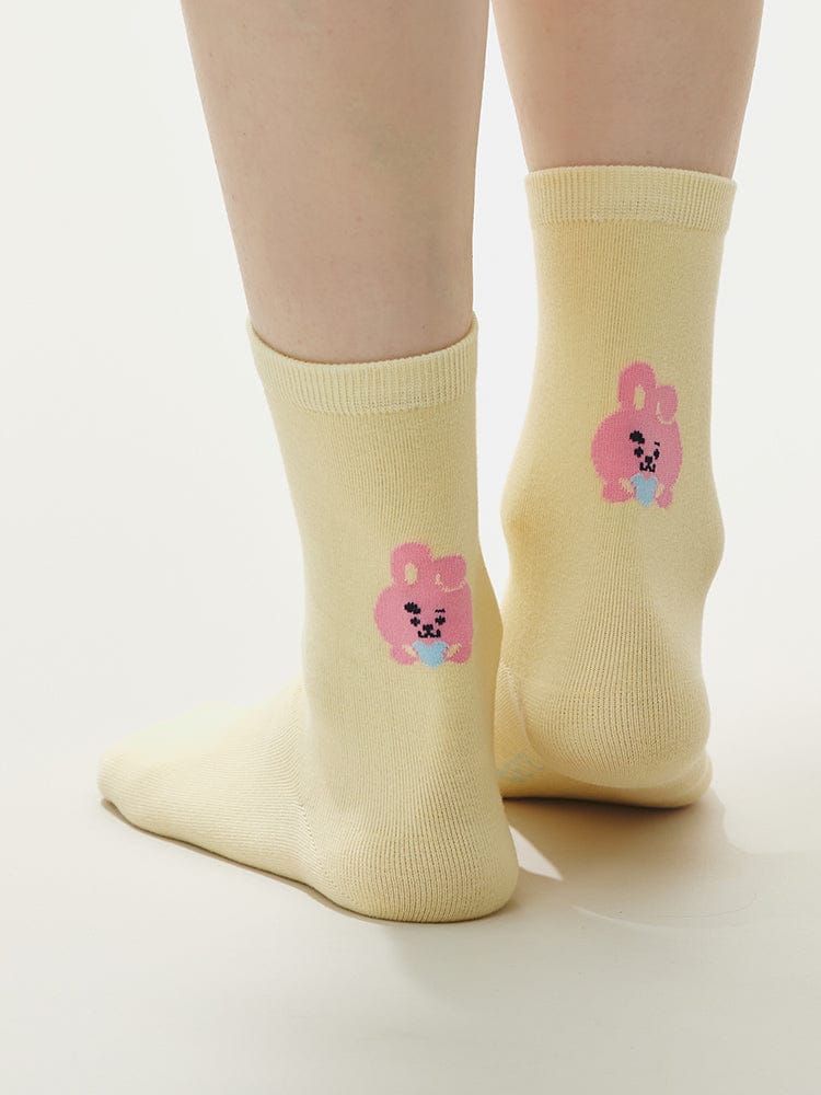 BT21 BASIC SOCKS 2025 F/W, chaussettes officielles LINE FRIENDS à motifs BT21 roses, vues sur pieds, style quotidien K-pop.