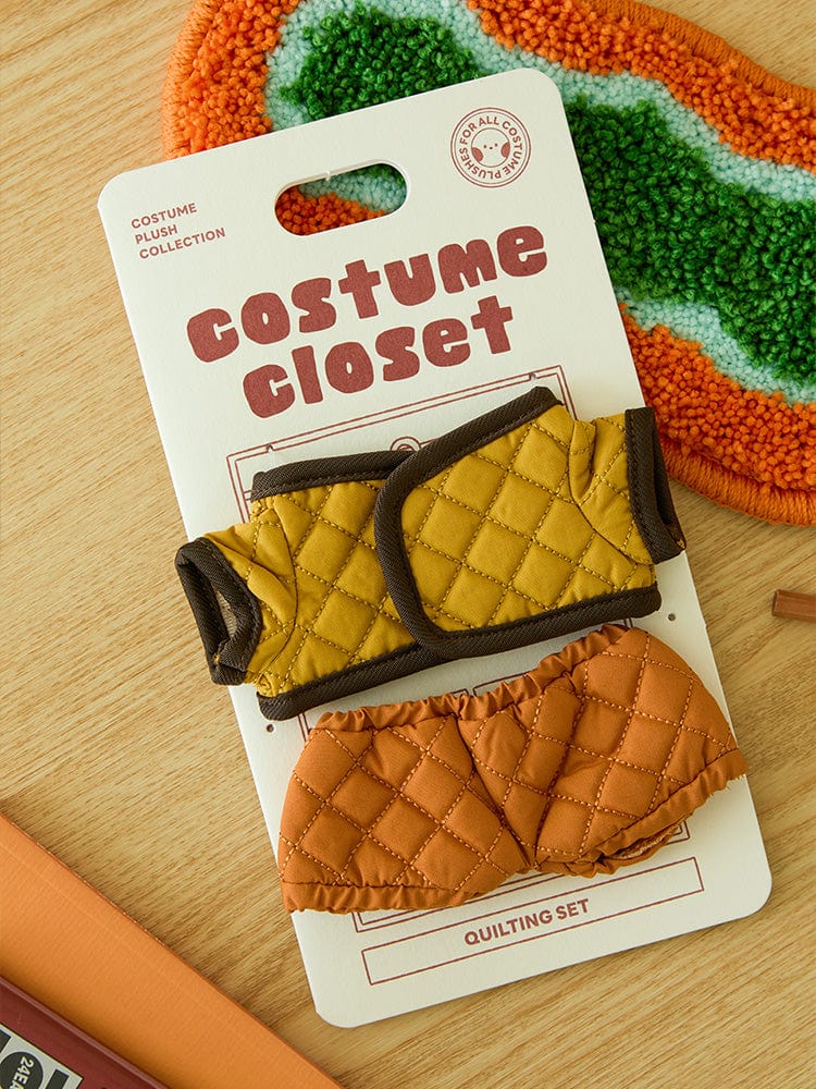BT21 CAMPFIRE CLOSET - QUILTED JACKET : peluche/jacket quiltée jaune et moutarde BT21 sur carte, déco chambre.