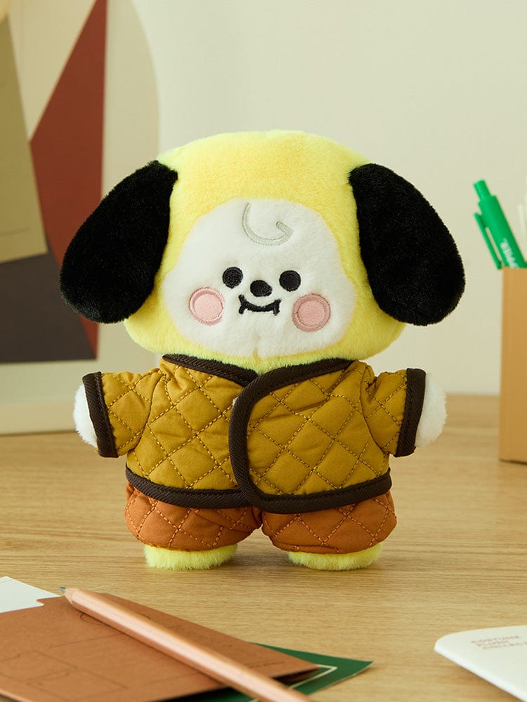 BT21 CAMPFIRE CLOSET - QUILTED JACKET, peluche BT21 en veste matelassée, sur bureau, déco chambre LINE FRIENDS