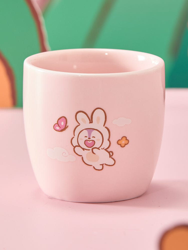 BT21 CERAMIC MINI CUP KEYRING K-TOKKI, mini tasse porte-clés en céramique rose avec personnage K-Tokki, fond vert LINE FRIENDS