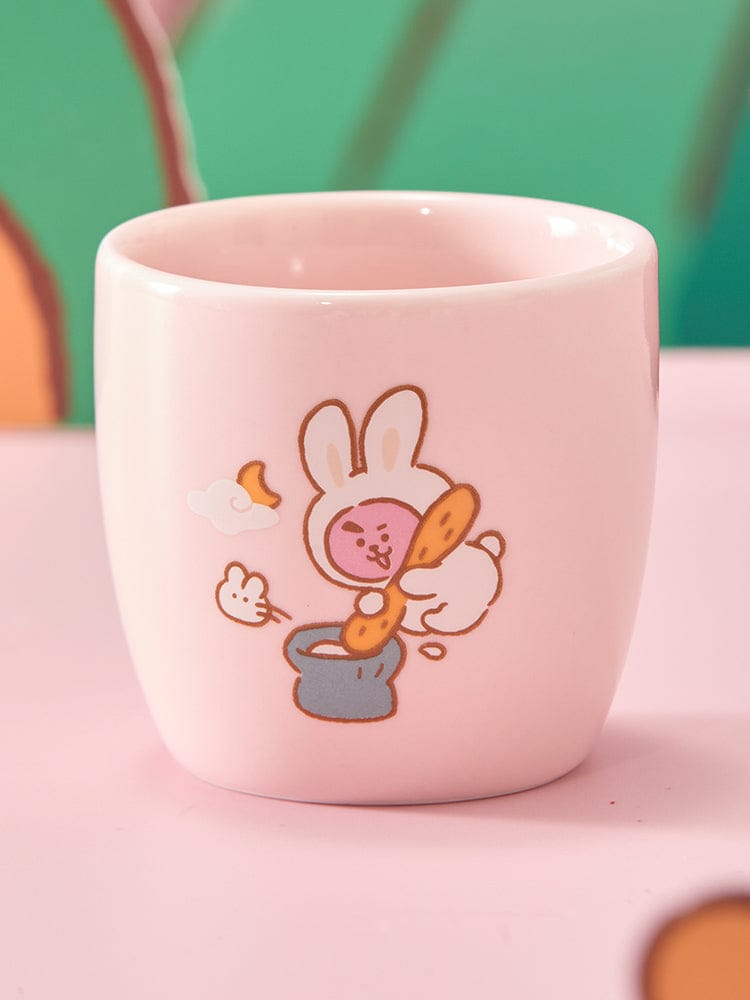BT21 CERAMIC MINI CUP KEYRING K-TOKKI : mini gobelet en céramique rose, porte-clés K-Tokki, visuel fan K-pop sur fond vert.
