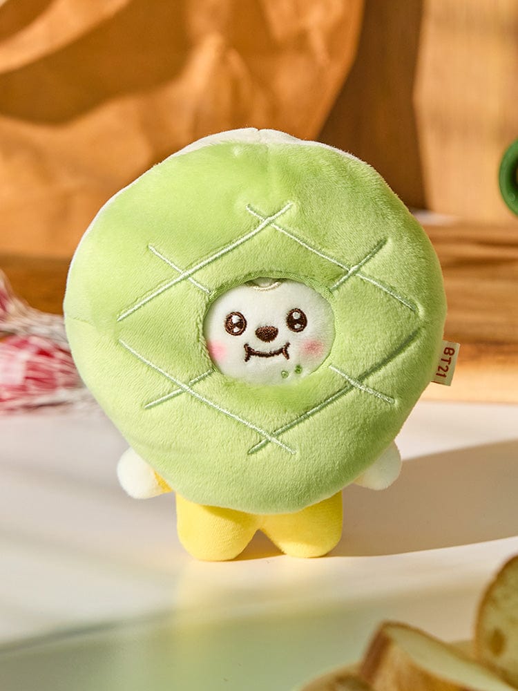 BT21 CHIMMY BABY COSTUME PLUSH DOLL BAKERY SHOP : peluche CHIMMY en tenue de boulanger, devant pâtisseries, décor boutique