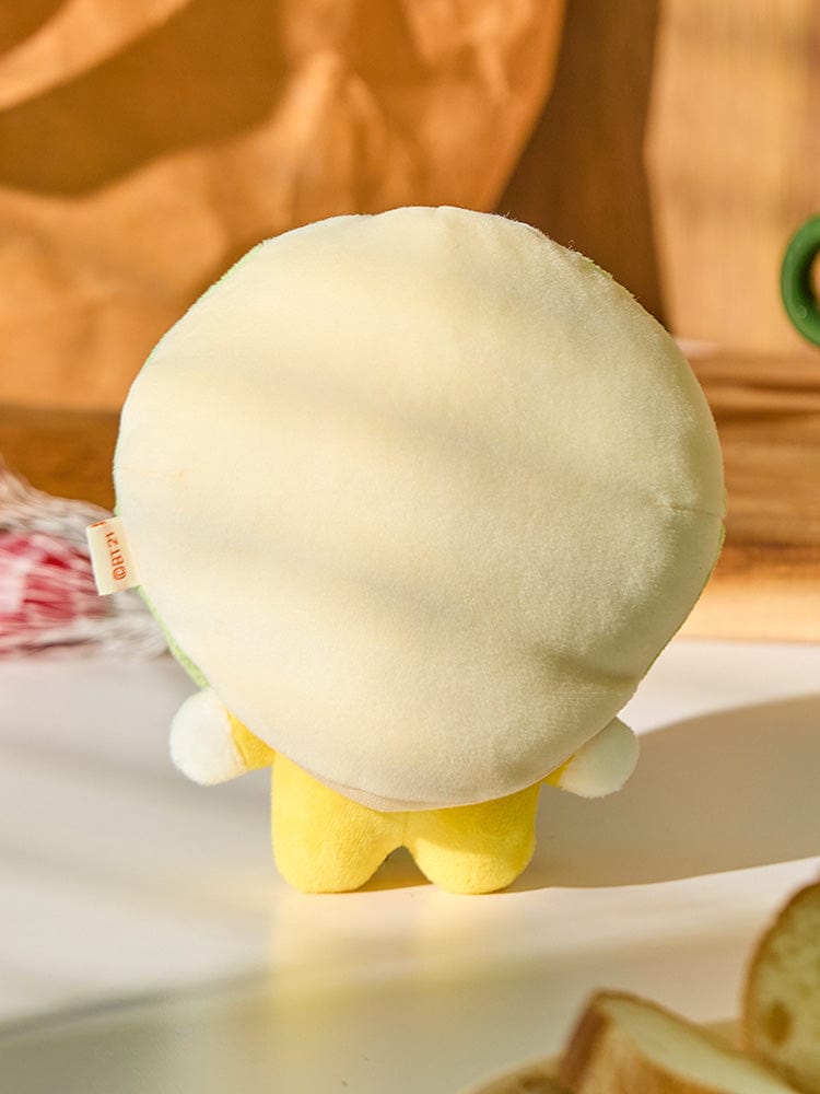 BT21 CHIMMY BABY COSTUME PLUSH DOLL BAKERY SHOP : peluche ChIMMY en tenue de boulanger sur table, décor cuisine.