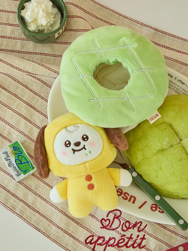 BT21 CHIMMY BABY COSTUME PLUSH DOLL BAKERY SHOP : peluche CHIMMY en tenue pâtissier vert, sur serviette avec décor cupcakes.