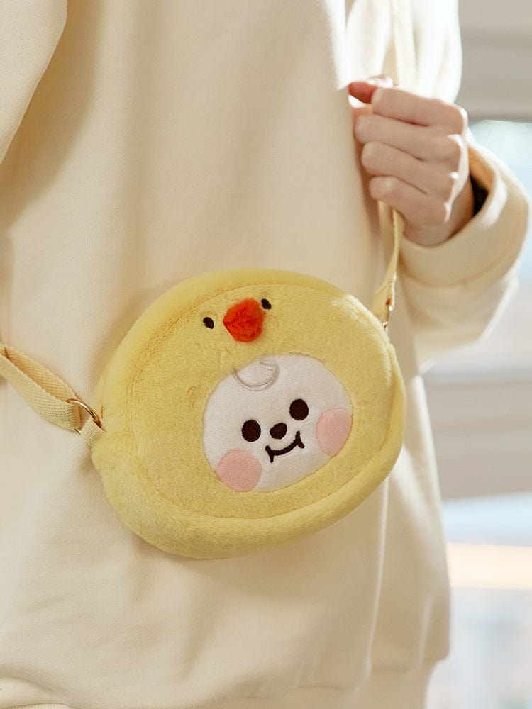 BT21 CHIMMY BABY CROSSBODY BAG FLUFFY, sac travers discret tout moelleux LINE FRIENDS, porté en photo avec motif CHIMMY