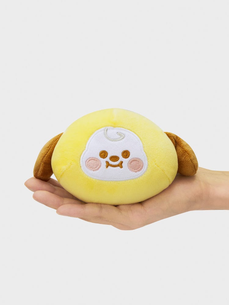 BT21 CHIMMY BABY MOCHI FACE CUSHION (S) coussin mochi jaune CHIMMY LINE FRIENDS, en main, ambiance kawaii