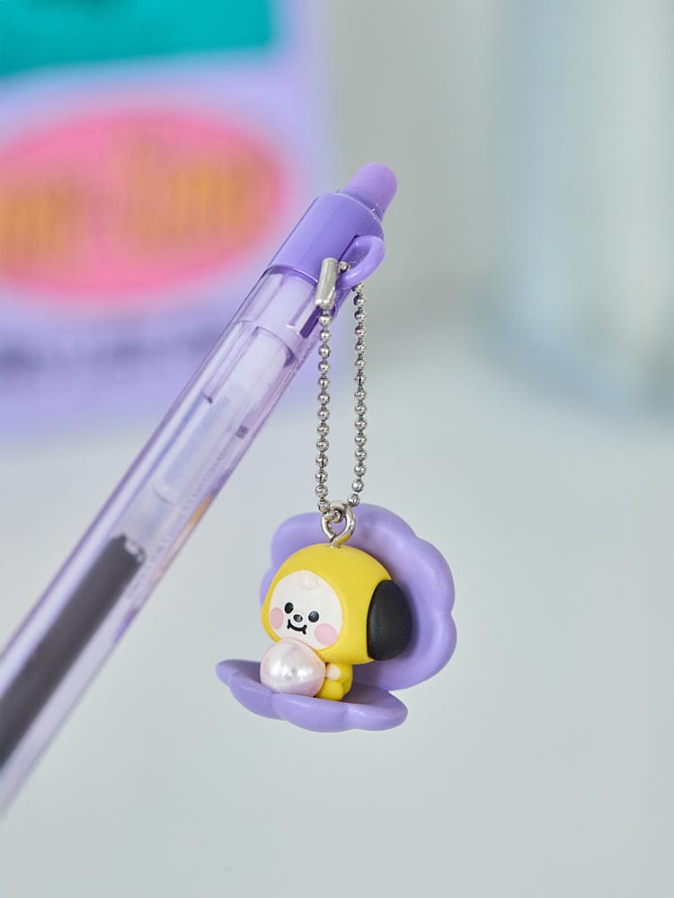 BT21 CHIMMY BABY PEARL FIGURINE GEL PEN, gel pen figurine officielle LINE FRIENDS avec pendentif en perles, fond bureau.