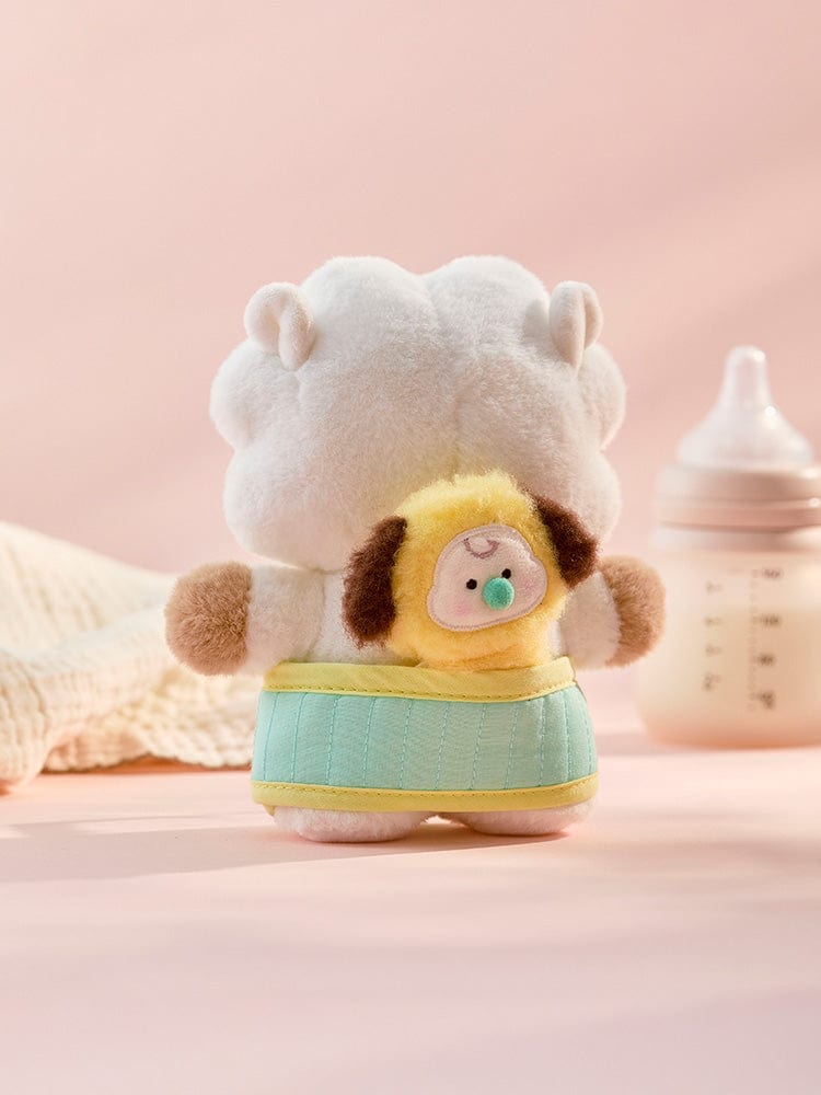 BT21 CHIMMY BABY PLUSH CLOSET - BABY SLING NEWBORN SEASON 2, peluche CHIMMY bébé sur table, décor chambre pastel