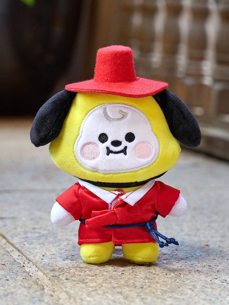 BT21 CHIMMY BABY PLUSH DOLL K-EDITION 2 : peluche officielle CHIMMY en tenue K-édition, posée dehors, style mignon.