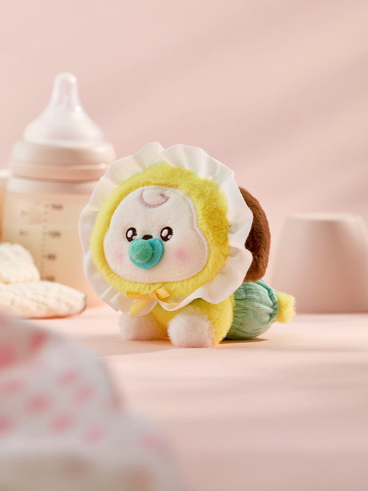 BT21 CHIMMY BABY PLUSH NEWBORN SEASON 2 : peluche CHIMMY sur lit bébé, style officiel dans une chambre douce.