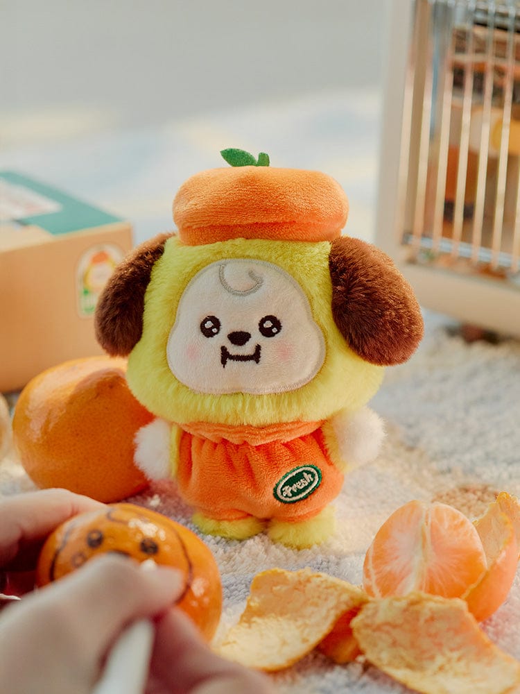 BT21 CHIMMY BABY PLUSH ORANGE PARTY, peluche officielle CHIMMY Jimin BTS sur tapis, décor chambre pour cadeau.