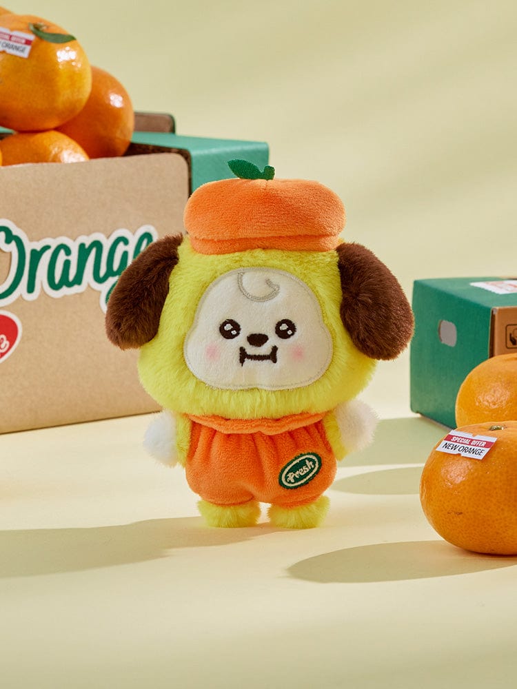 BT21 CHIMMY BABY PLUSH ORANGE PARTY, peluche officielle Jimin BTS orange et verte sur étagère, décorée en boutique.