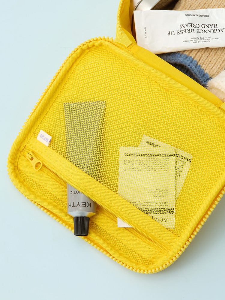 BT21 CHIMMY BASIC MULTI POUCH (M) par LINE FRIENDS, pochette jaune avec motif Chmimy, vue de face sur fond clair