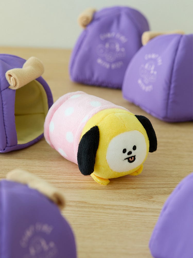 BT21 CHIMMY DOLL CAMPFIRE, peluche officielle LINE FRIENDS du chiot CHIMMY au campement, sur table en bois