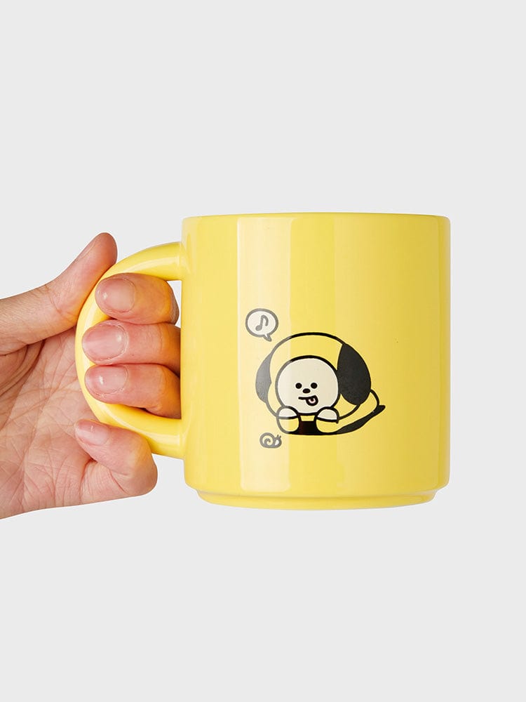 BT21 CHIMMY MUG CUP (12 OZ) NEW BASIC EDITION, mug jaune officiel LINE FRIENDS avec CHIMMY, en main sur fond clair