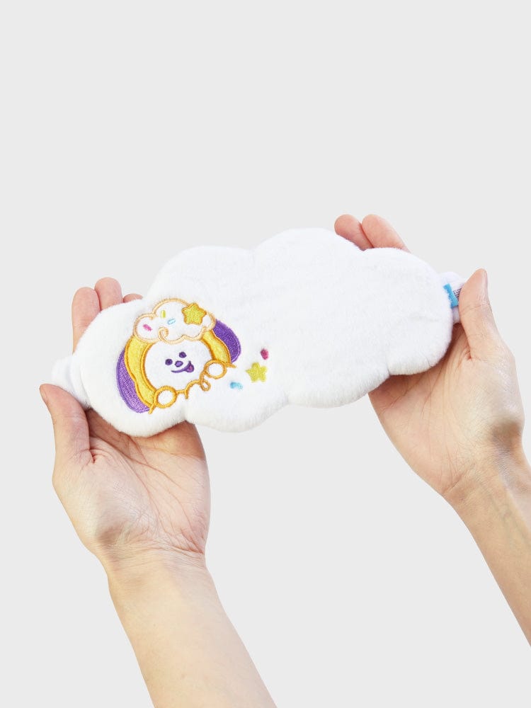 BT21 CHIMMY SLEEP SHADE ON THE CLOUD EDITION, peluche CHIMMY sur nuage, mains tenant, décor kawaii LINE FRIENDS.