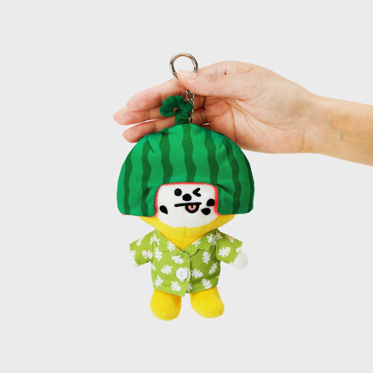 BT21 CHIMMY SUMMER LANE BODY BAG CHARM : porte-clés CHIMMY LINE FRIENDS en main, sac à dos, été vert sur fond blanc.