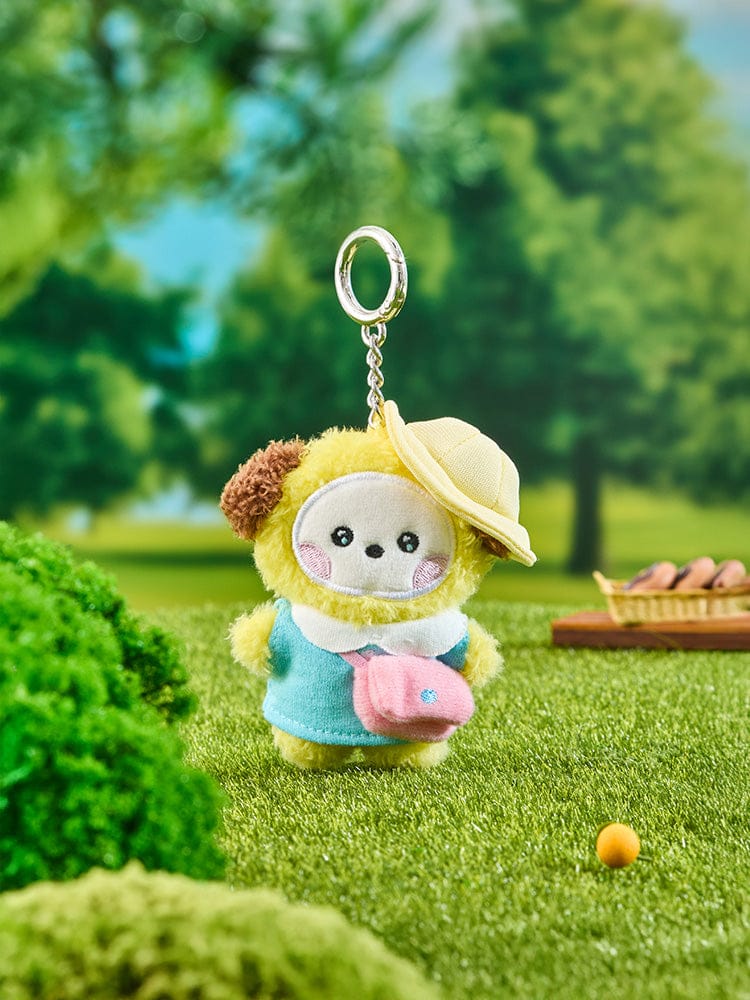BT21 CHIMMY mini minini PLUSH KEYRING PICNIC MATE : porte-clés peluche CHIMMY en pique-nique, décor herbe et panier.