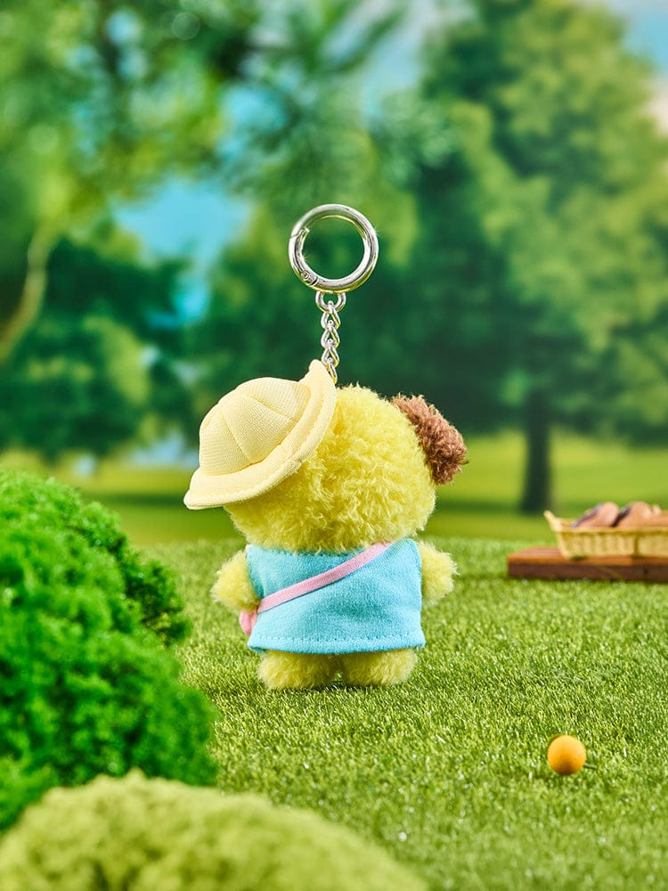 BT21 CHIMMY mini minini PLUSH KEYRING PICNIC MATE, porte-clés peluche CHIMMY sur pelouse verte, ambiance pique-nique en plein air
