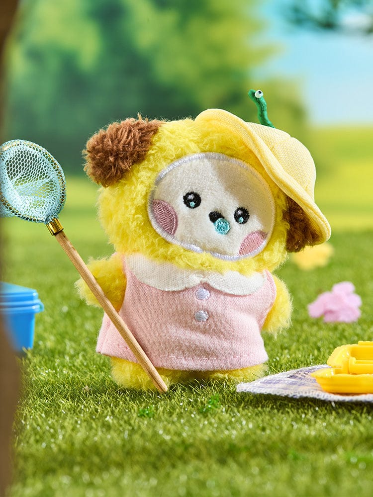 BT21 CHIMMY mini minini PLUSH PICNIC MATE : peluche CHIMMY en tenue jaune, scène pique-nique sur l’herbe, décor coloré
