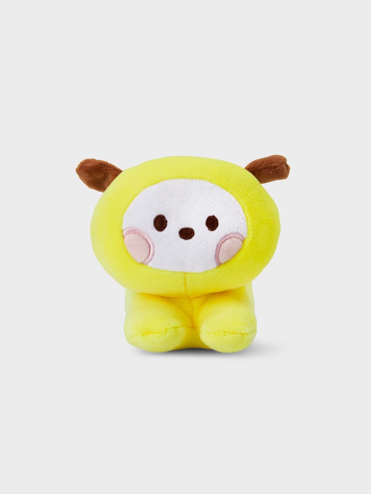 BT21 CHIMMY minini LYING DOLL peluche Jimin BTS, chiot allongé jaune et vert sur fond clair, collection MININI.