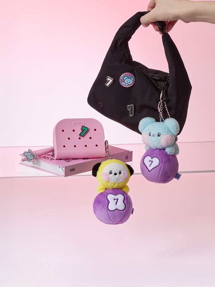 BT21 CHIMMY minini PLUSH KEYRING LUCKY GATCHA, porte-clés en peluche CHIMMY sur sac noir, fond rose pastel, fan K-pop