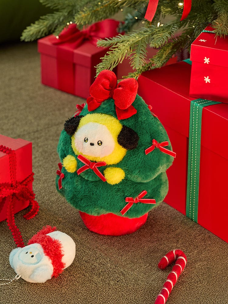 BT21 CHIMMY minini TREE PLUSH PETITE HOLIDAY : peluche de la marque BT21 sur sapin, décorations et cadeaux rouges.