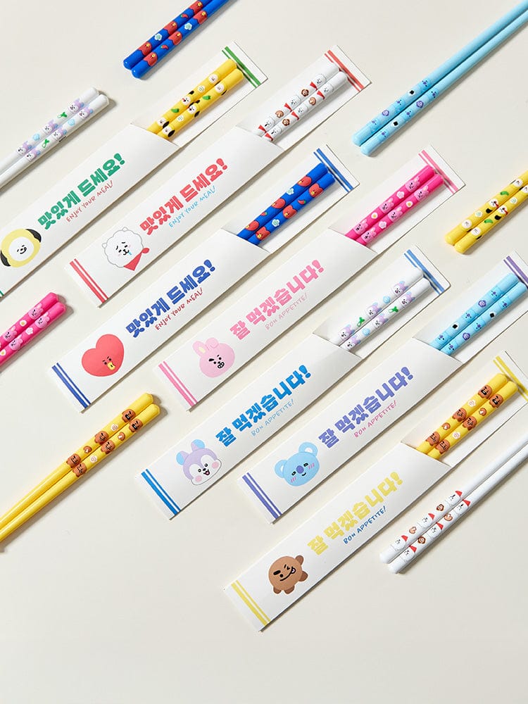 BT21 CHOPSTICKS SOUVENIR LINE FRIENDS, étuis sur fond clair avec baguettes kawaii bleu et couleurs BTS