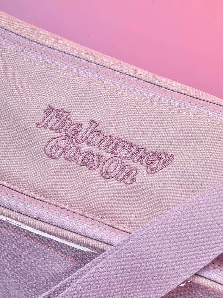 BT21 CLEAR POCKET MULTI CROSSBODY BAG THE JOURNEY, bandoulière claire violette, logo « The Journey » sur poche, image produit.