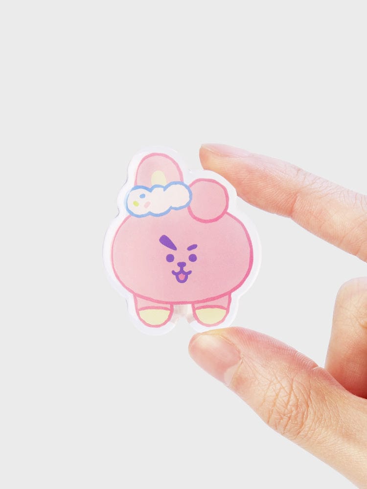 BT21 COOKY ACRYLIC MAGNETIC CLIP ON THE CLOUD EDITION, clip magnétique acrylique COOKY BT21, main tenant sur fond clair