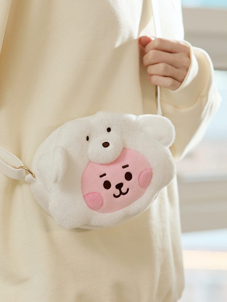 BT21 COOKY BABY CROSSBODY BAG FLUFFY, pochette croisée blanche du lapin COOKY, style peluche, personne tenant le sac